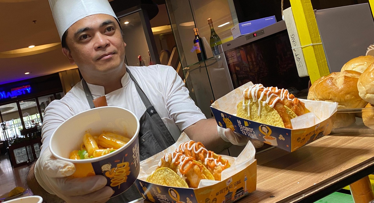 KOREA : Chef Aston Pontianak menyiapkan menu street food Korea dalam peluncuran program kuliner 60 Seconds to Seoul di Aston Pontianak, Selasa (13/1).