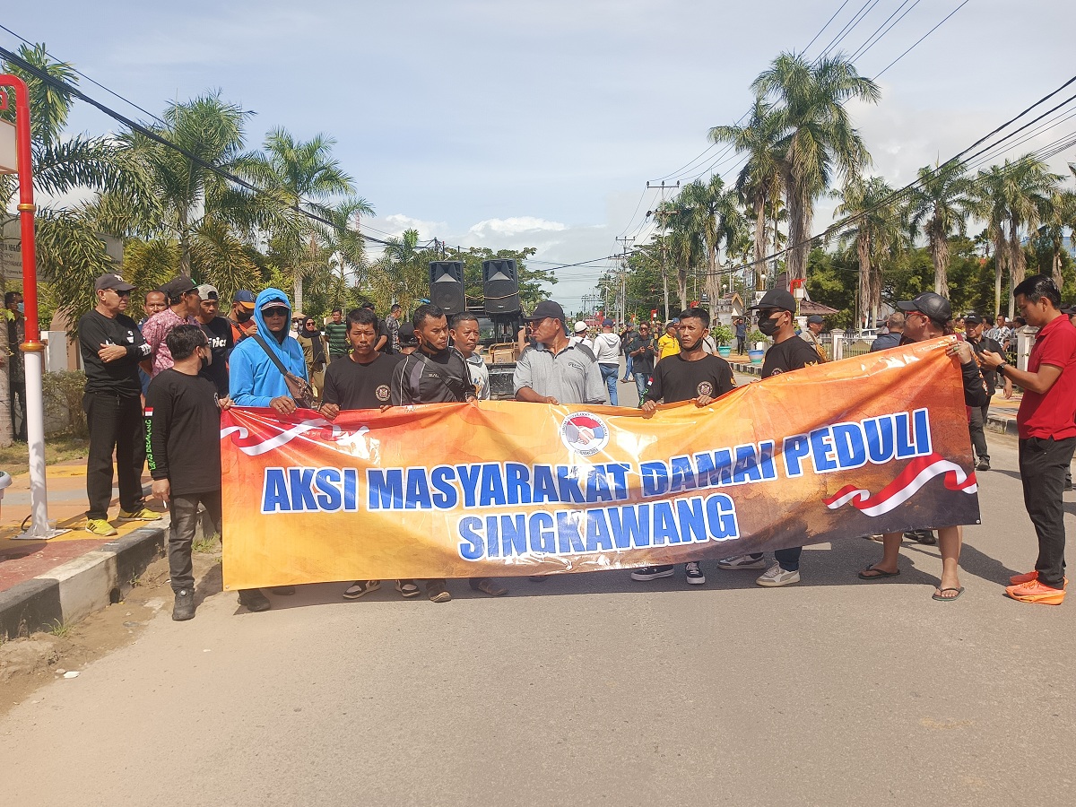 UNJUK RASA: Dua kelompok massa yang berunjuk rasa di Gedung Kejaksaan Negeri Singkawang, Selasa 13 Januari 2026.