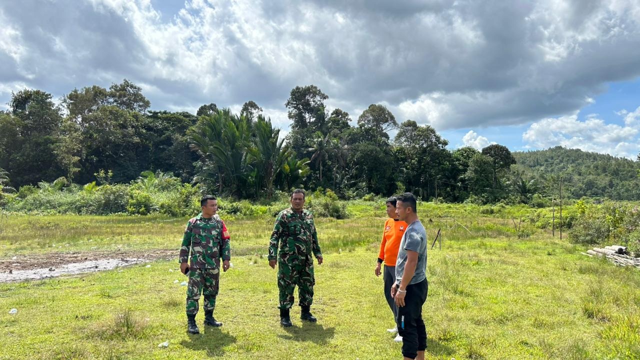 TINJAU LAHAN: Peninjauan lahan pembangunan Koperasi Merah Putih di Desa Ongkol Padang, Kecamatan Menyuke pada Senin (12/1).