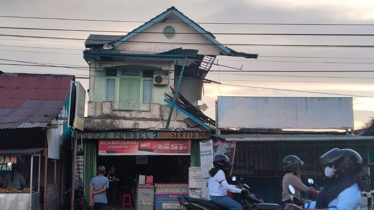 Sebuah bangunan ruko di Jalan Tanjung raya 2 roboh sebagian secara tiba- tiba, rabu (14/1) sore.
