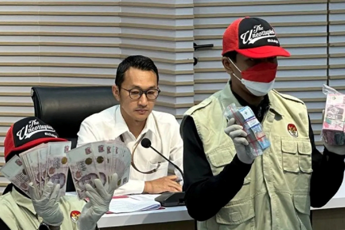 Juru Bicara Komisi Pemberantasan Korupsi Budi Prasetyo (tengah) saat menunjukkan barang bukti kasus dugaan suap terkait pemeriksaan pajak di lingkungan Kantor Pelayanan Pajak Madya Jakarta Utara.