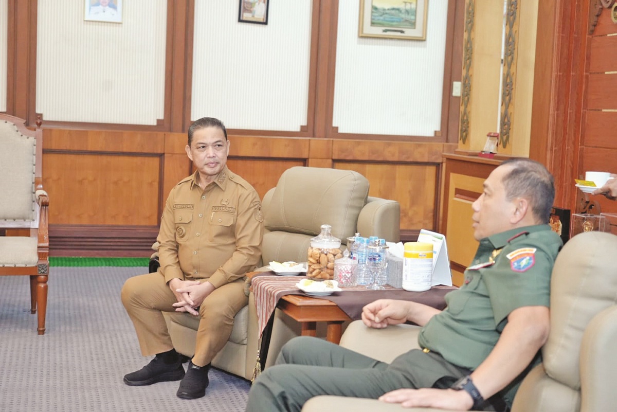 BINCANG: Gubernur Ria Norsan saat berbincang  dengan Panglima Kodam XII/Tanjungpura, Mayjen TNI Jamallulael.