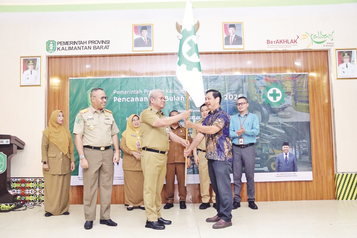 BULAN K3: Sekda Kalbar, Harisson saat penyerahan bendera K3 sebagai tanda pencanangan Bulan Keselamatan dan Kesehatan Kerja.