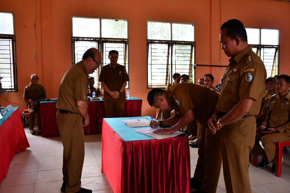 &nbsp;CAMAT : Pergantian kepemimpinan di Kecamatan Binjai Hulu berlangsung dengan penyerahan tugas dari Jonny kepada Petrianus sebagai camat yang baru.