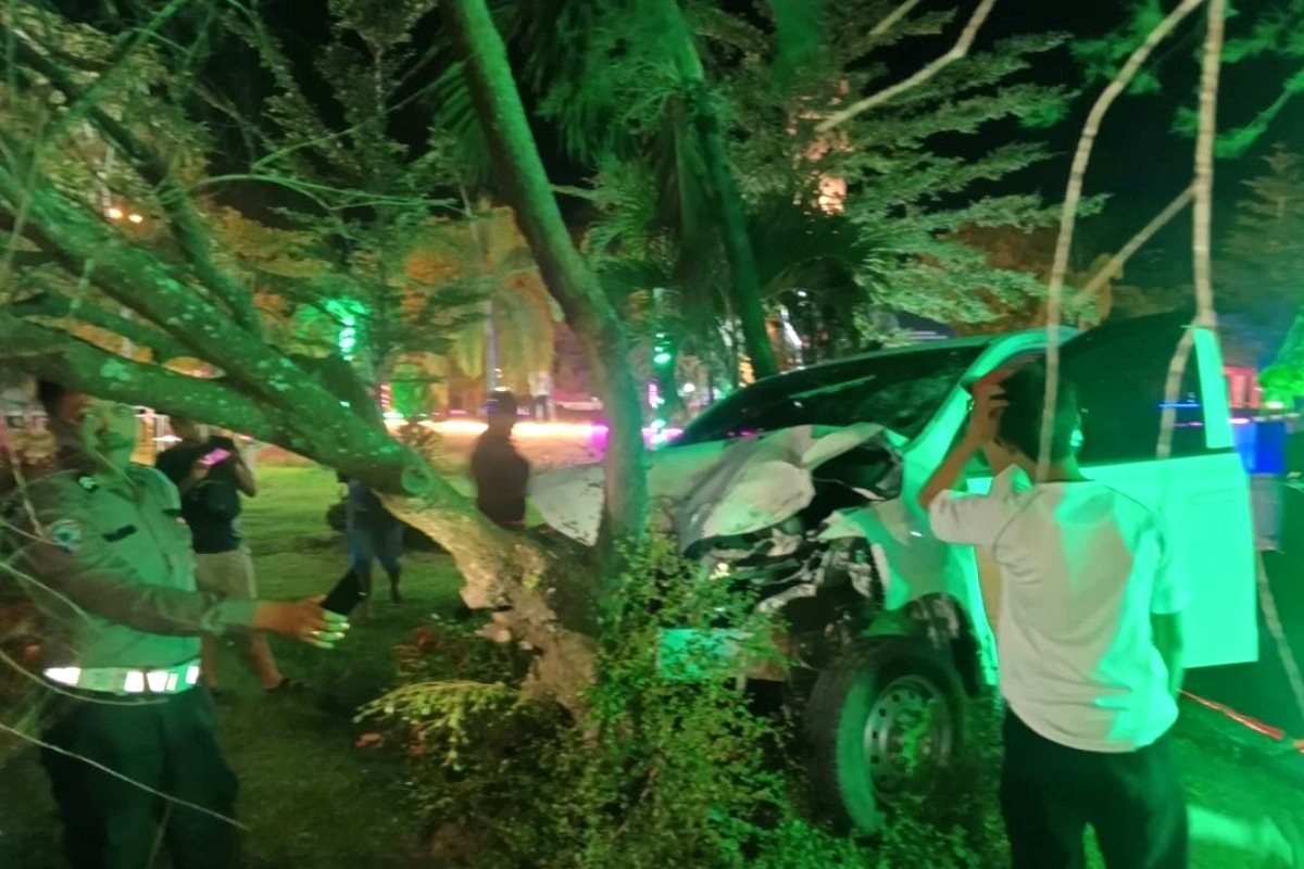 Mobil pikap bernomor polisi KB 8979 yang dikemudikan Melky terperosok di bundaran Alianyang Sungai Ambawang, Selasa (13/1) malam.