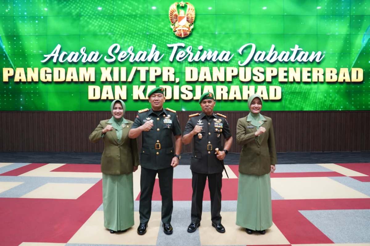 Upacara serah terima jabatan Pangdam XII Tanjungpura dari Mayjen TNI Jamallulael kepada Mayjen TNI Novi Rubadi Sugito.
