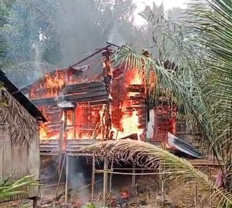 Rumah warga Desa Lintah Taum hangus terbakar.