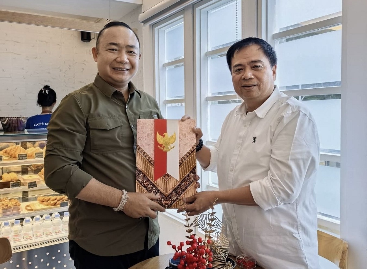 USULAN : Bupati Ketapang, Alexander Wilyo, menyampaikan usulan penanganan ruas jalan di Ketapang kepada Ketua Komisi V DPR RI, Lasarus.