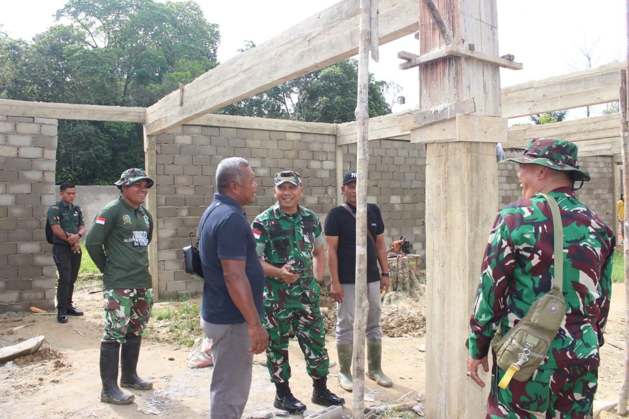 Dandim 1206 Psb, Letkol Arm Andreas Prabowo Putro saat meninjau pembangunan KDMP di Desa Sibau Hulu.
