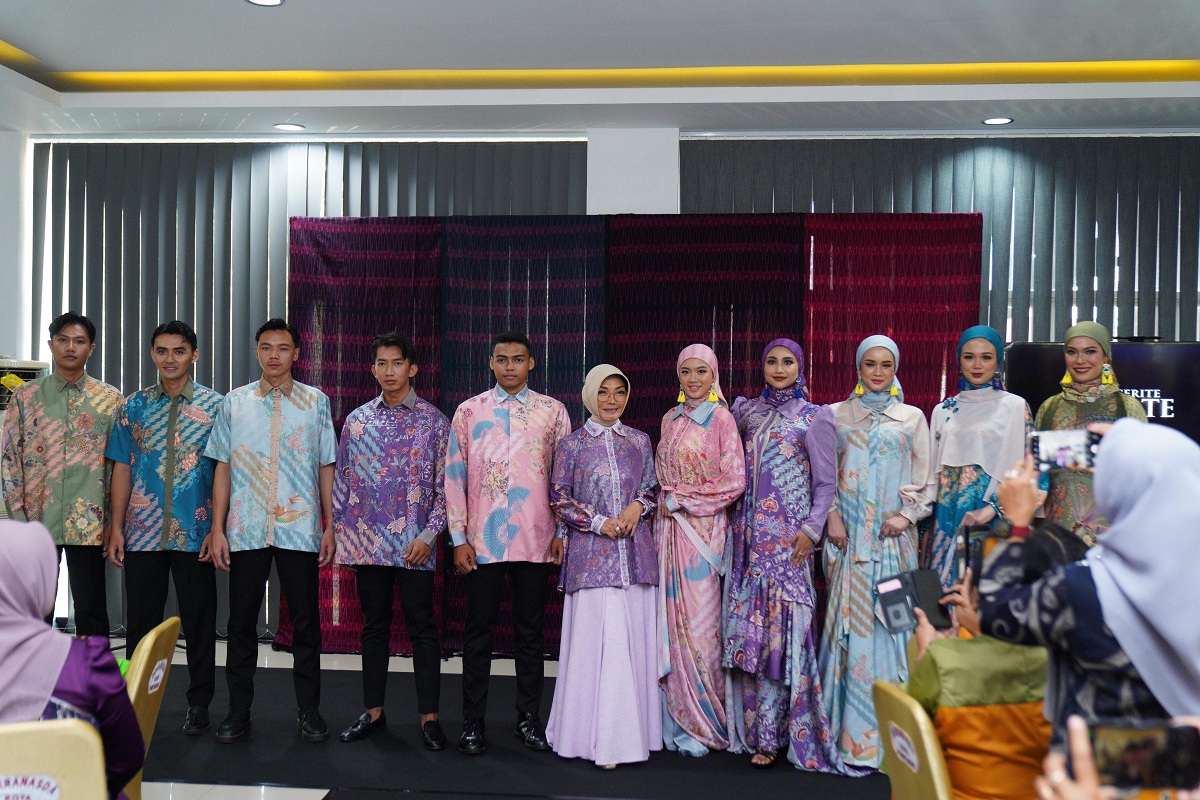 FASHION SHOW: Para model menampilkan busana bermotif corak insang dalam fashion show saat kunjungan Dharma Wanita Persatuan (DWP) Kemenag se-Provinsi Kalimantan Barat di Gedung UMKM Center.