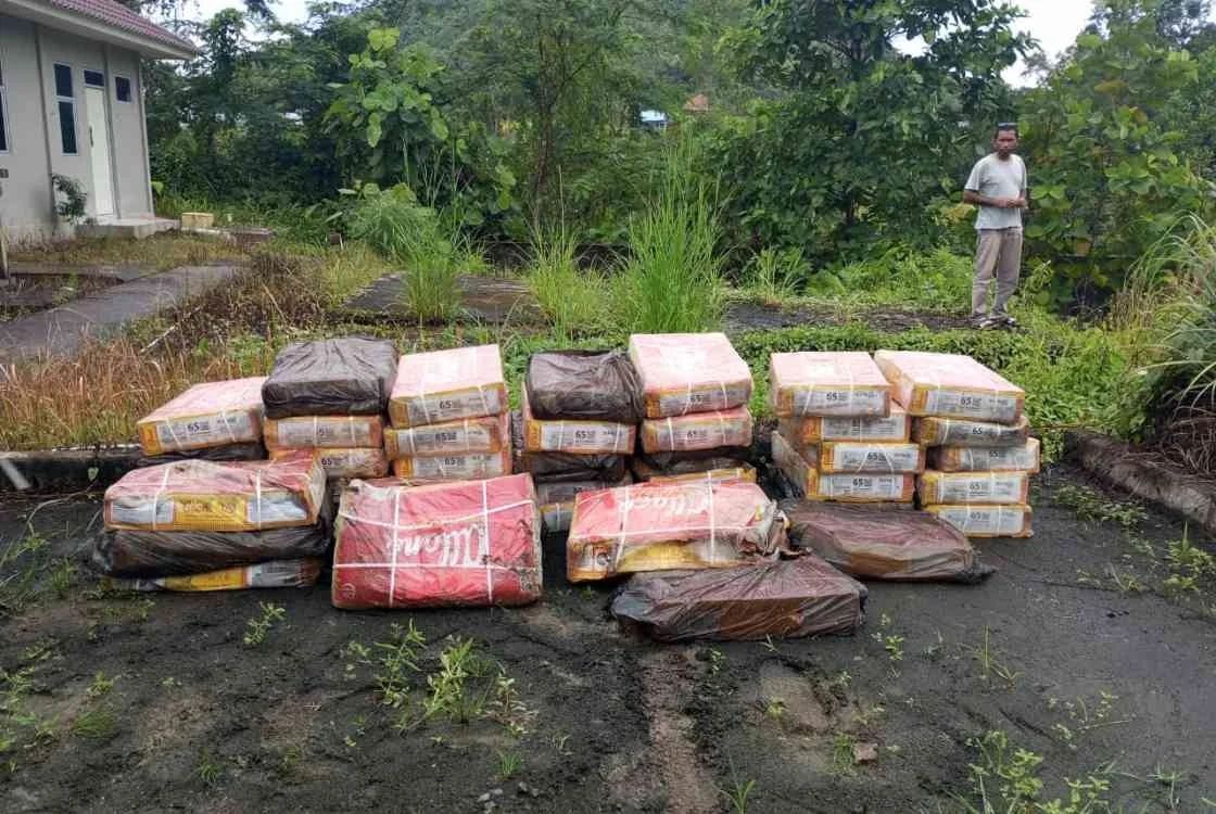 DAGING ILEGAL: Petugas karantina menahan puluhan boks daging kerbau beku ilegal yang ditemukan di jalur tikus perbatasan Entikong, Kabupaten Sanggau, saat Operasi Barantin Siaga Nataru.