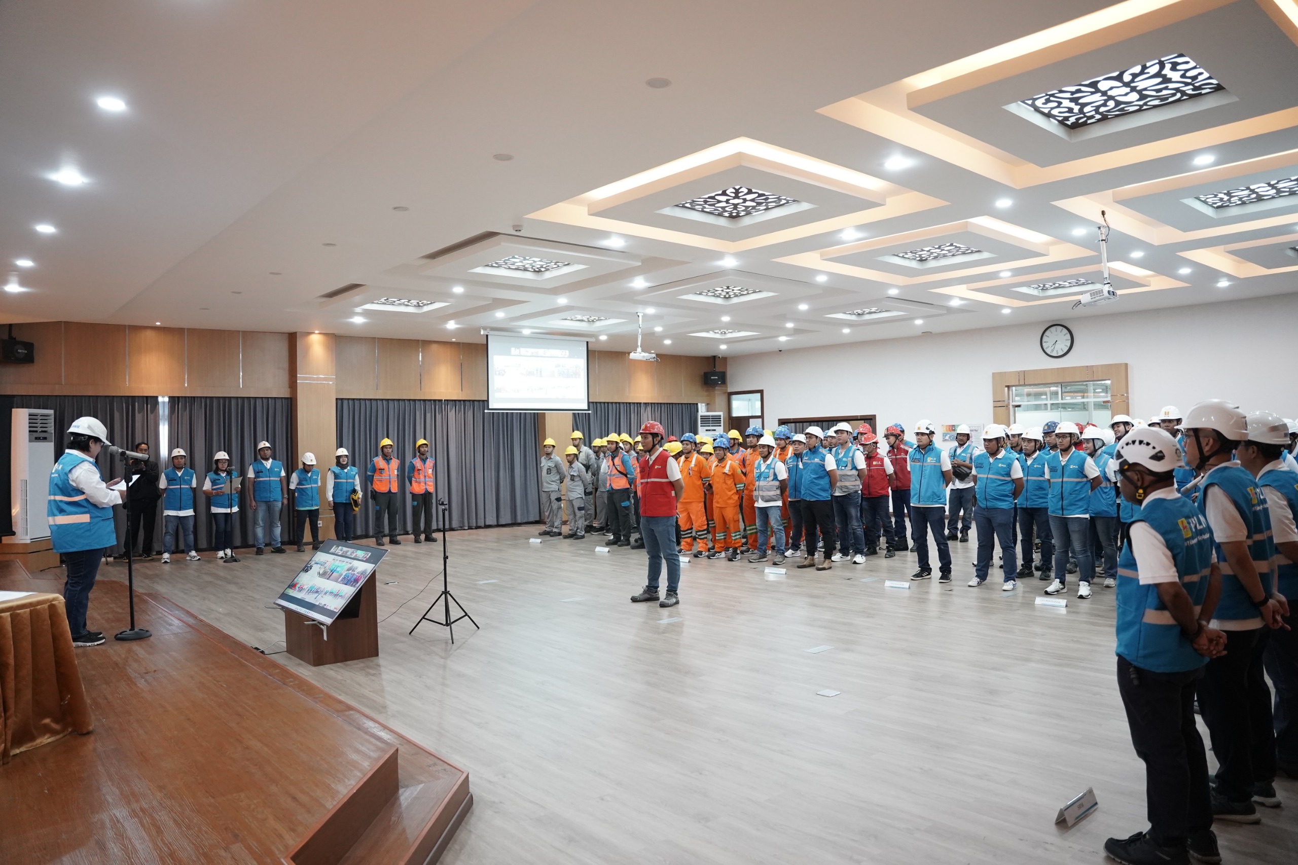 GM PLN UID Kalimantan Barat, Maria G.I. Gunawan tengah memberikan arahan kepada peserta Apel Bulan K3 Nasional 2026 di Aula PLN UP3 Pontianak.