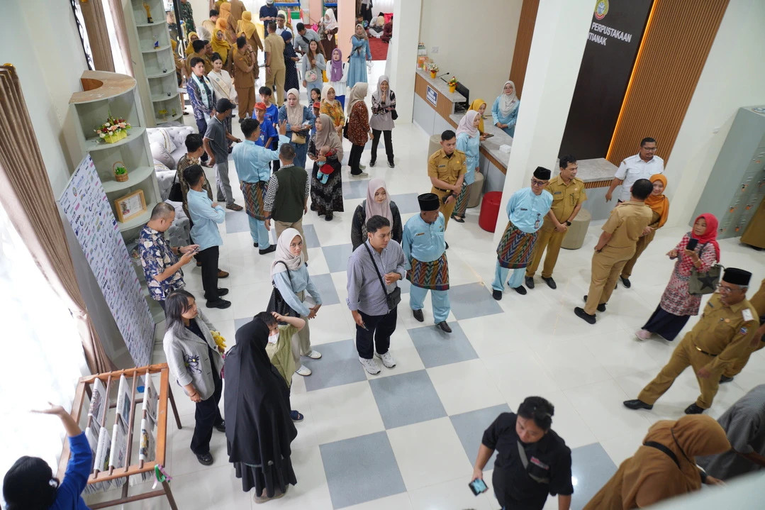 PENGUNJUNG: Masyarakat yang mengunjungi Perpustakaan Kota Pontianak.