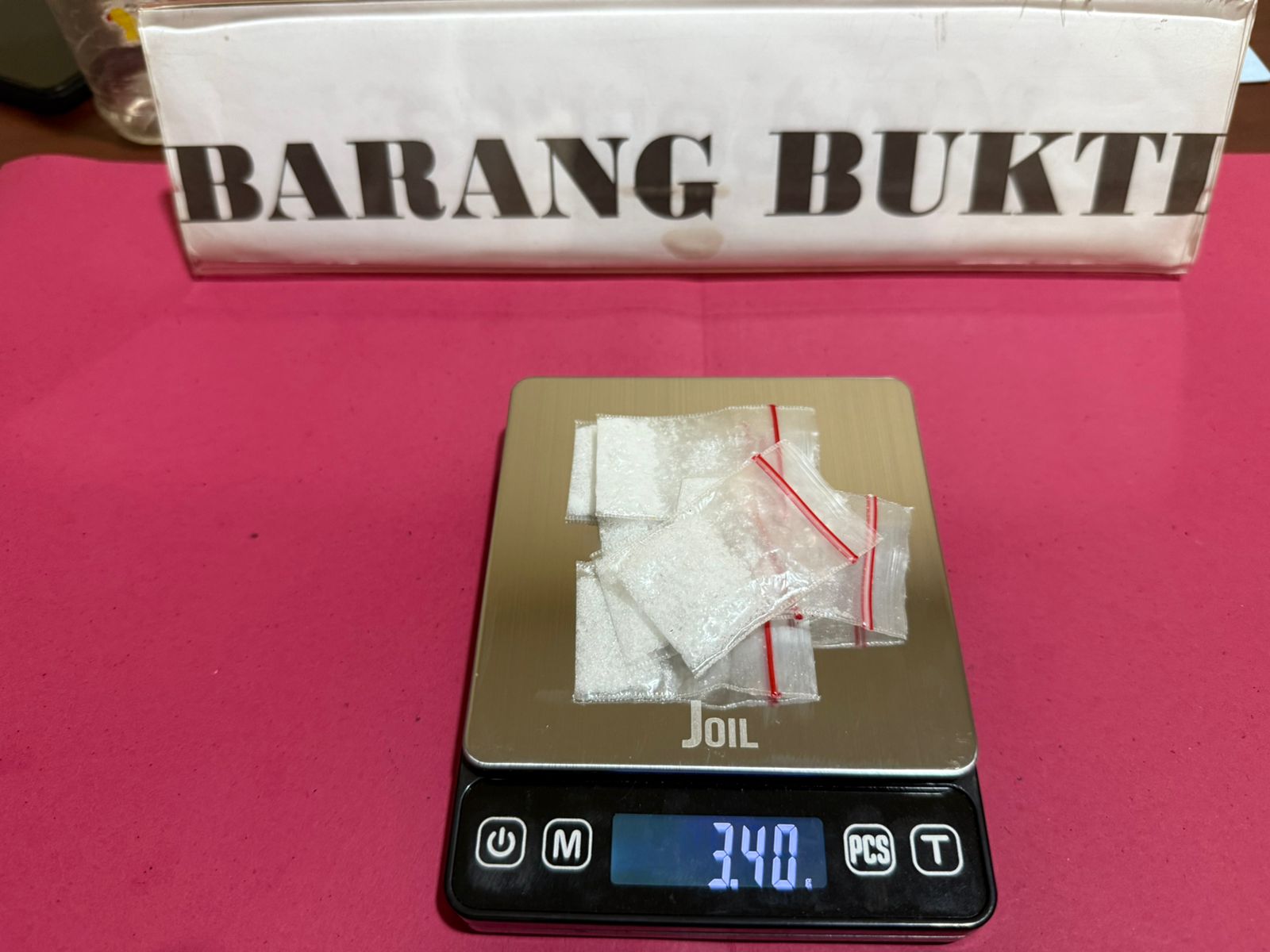 TANGKAP: Barang bukti narkoba hasil pengungkapan pengedar narkoba di Desa Bebatung Kecamatan Mandor Kabupaten Landak pada Senin (12/1).