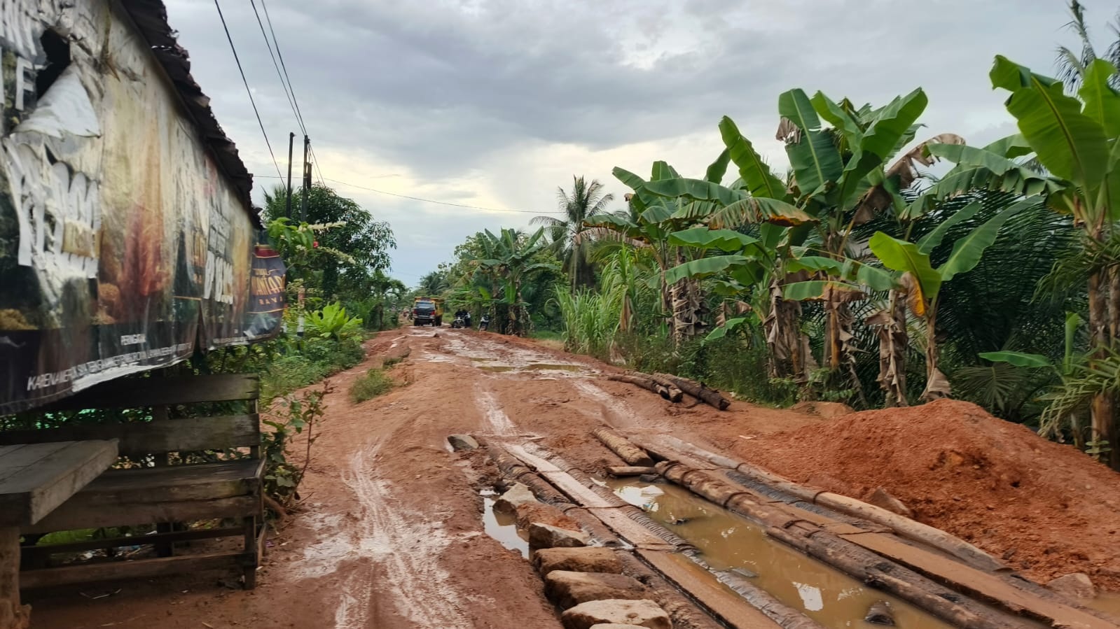JALAN RUSAK : Kondisi jalan  di wilayah Teluk Batang hingga Seponti, masih mengalami kerusakan parah.