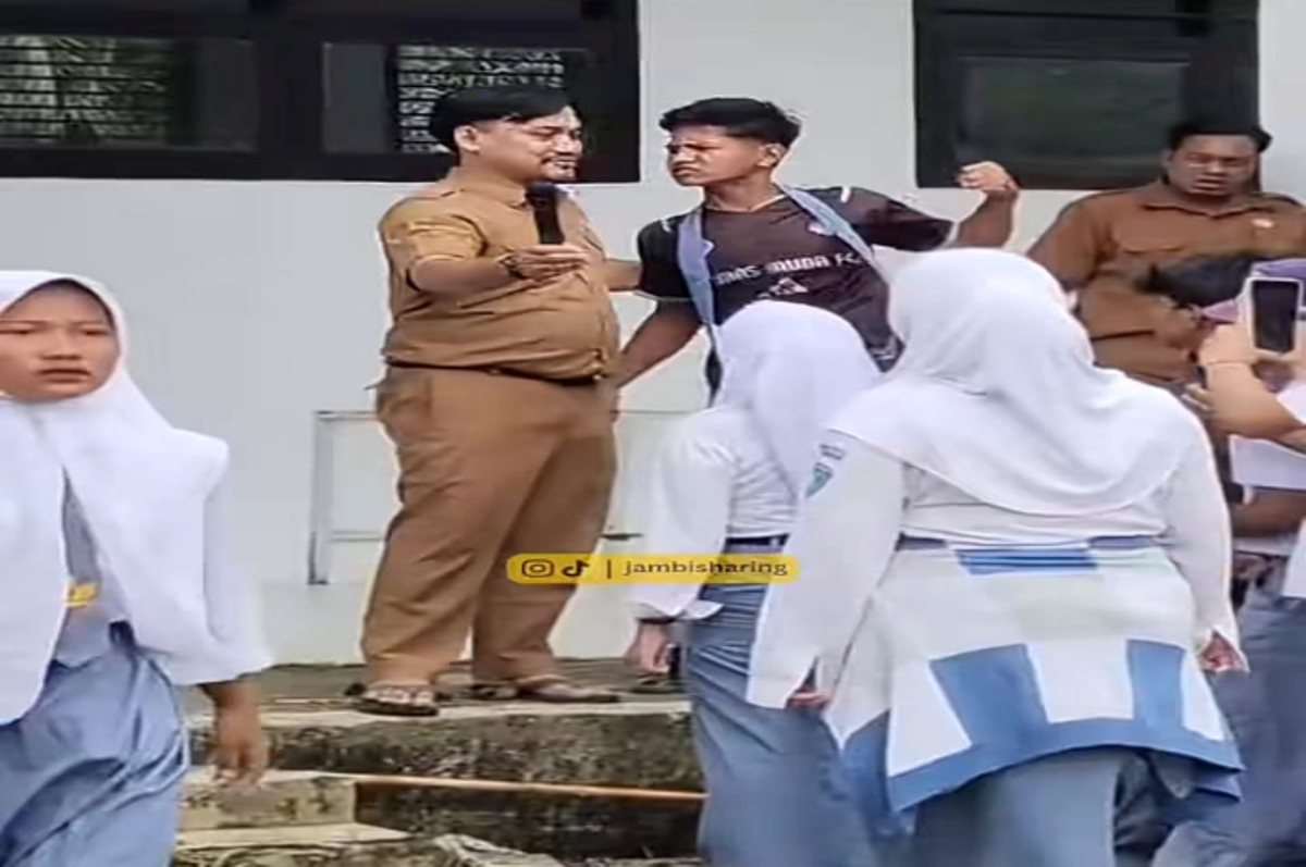 Tangkapan Layar oknum guru dan murid saling adu jotos.
