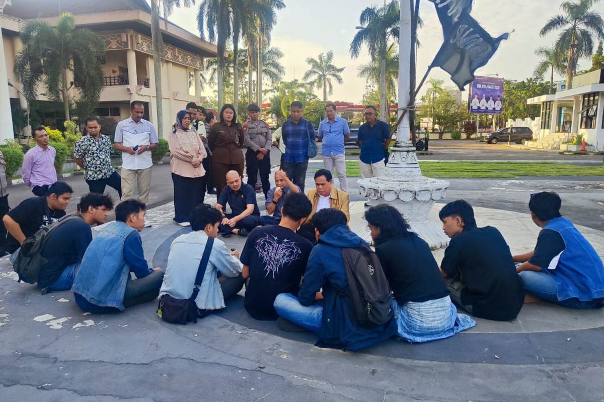 Wakil Ketua DPRD Kalbar, Prabasa Anantatur dan Ketua Fraksi Demokat, Rasmidi menerima aspirasi mahasiswa yang tergabung dalam Solmadapar di Halaman Gedung DPRD Kalbar, Kamis (15/1).