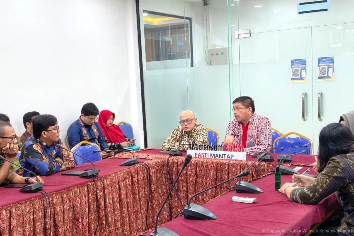 Kanwil Kemenkum Kalbar menggelar rapat di ruang rapat persiapan pelaksanaan tugas dan fungsi peraturan perundang-undangan di wilaya pada Kamis (15/1).