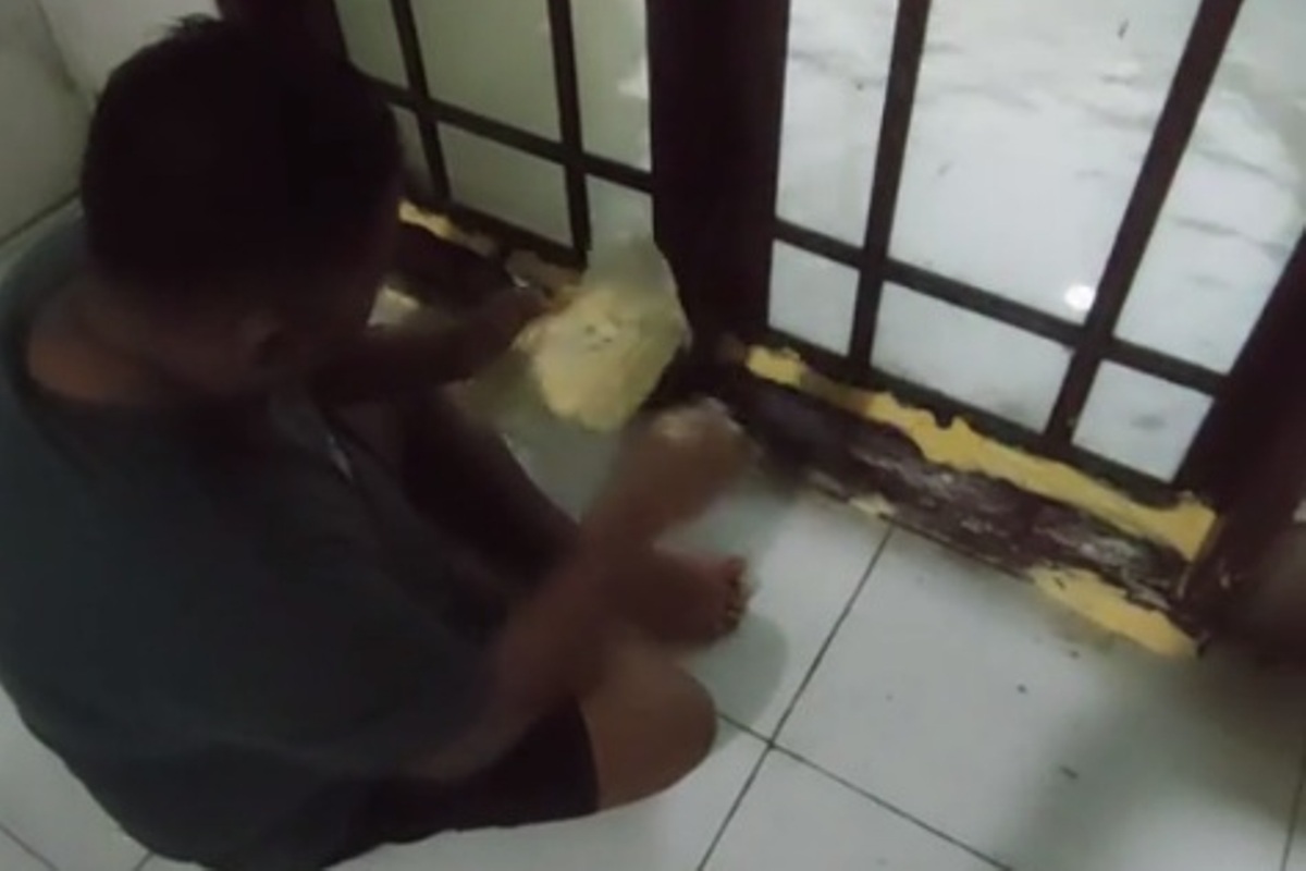 Cuplikan video viral seorang pria mencegah air banjir masuk ke dalam rumah dengan mentega.
