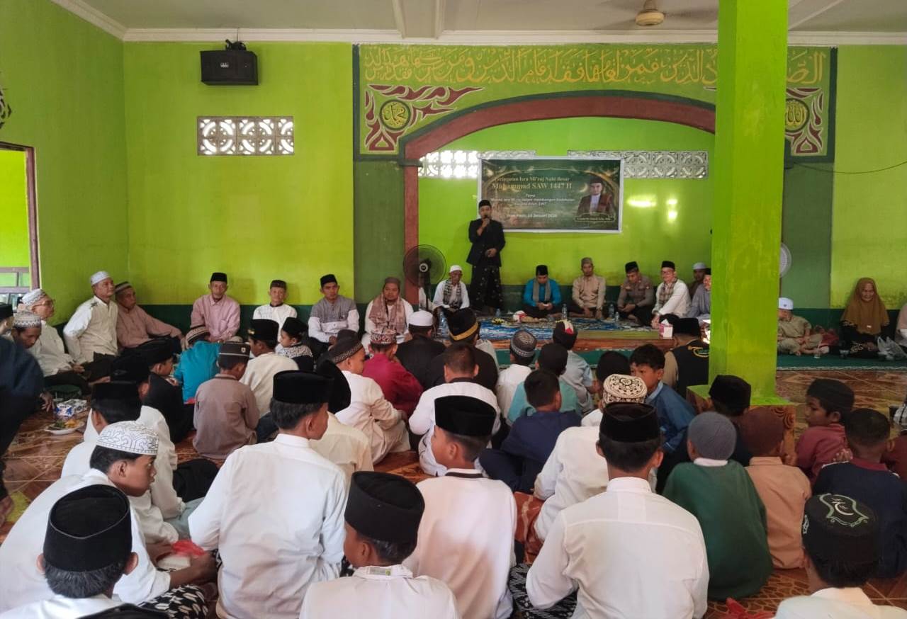 WARGA: Ratusan warga antusias mengikuti peringatan Isra Mi&rsquo;raj di Surau Nurul Iman Desa Pasir.