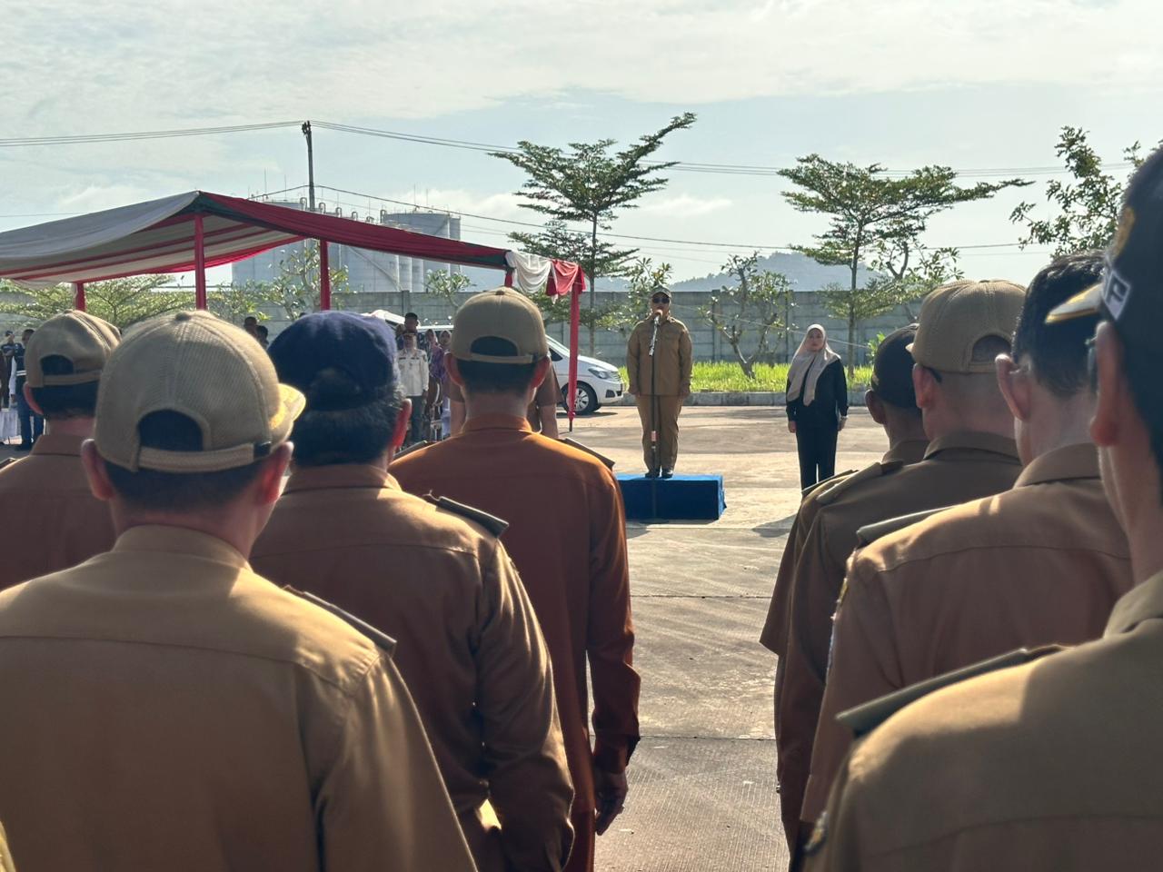 Pimpin: Bupati Erlina saat memimpin apel Hardesnas 2026.