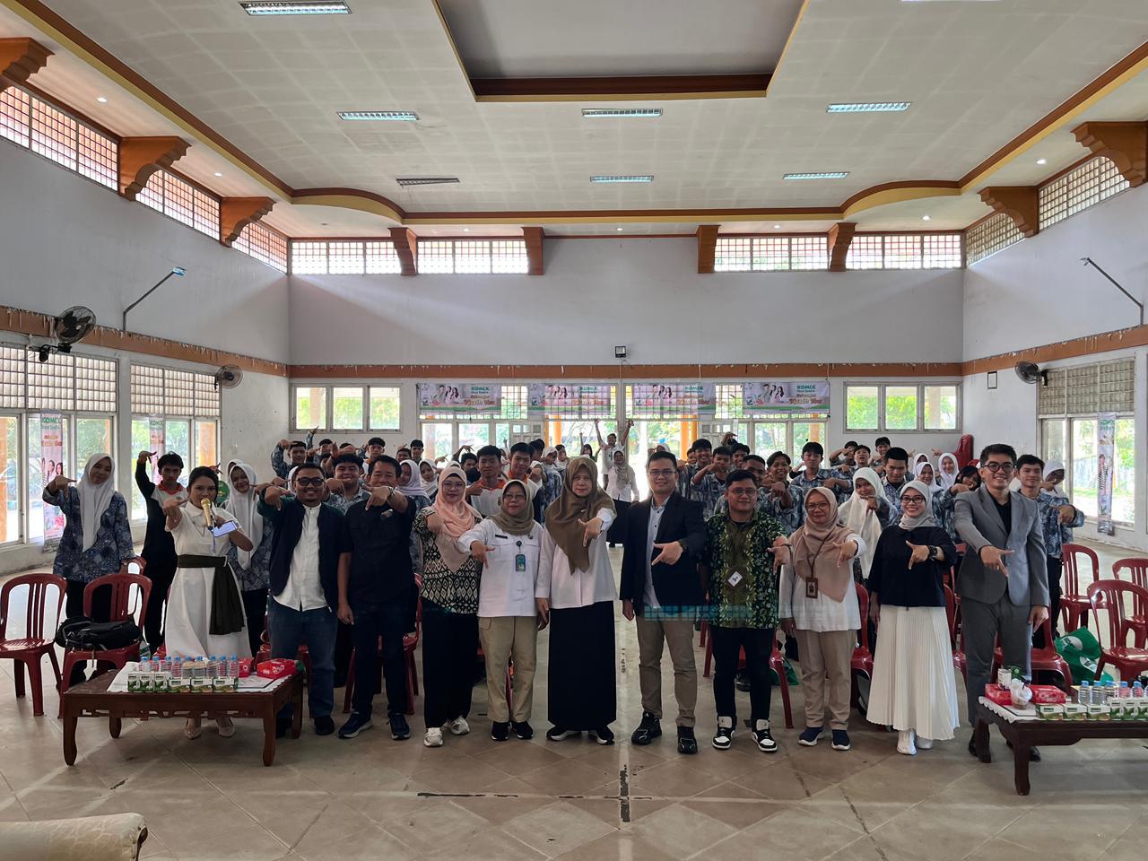 Foto bersama narasumber dan peserta Talkshow Goes to School Komix Herbal di SMAN 9 Pontianak, wujud kolaborasi lintas sektor untuk generasi sehat.