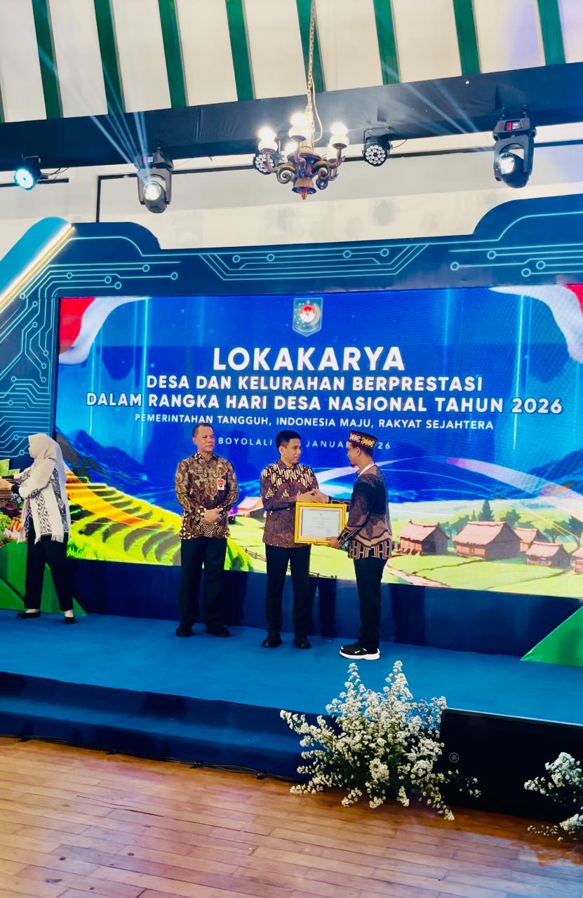 PENGHARGAAN: Kelurahan Nyarumkop menerima penghargaan saat puncak peringatan Hardesnas 2026 di Kabupaten Boyolali, Jawa Tengah.