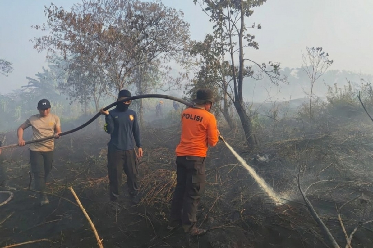 Tim Siaga Karhutla berupaya mendinginkan lahan bekas kebakaran lahan di Kubu Raya pada Sabtu (17/1).