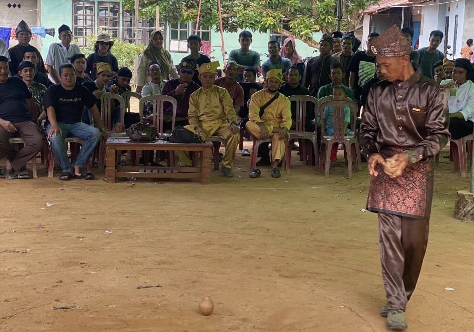 TURNAMEN : Salah satu peserta Pangkak Gasing sedang melontarkan gasing.