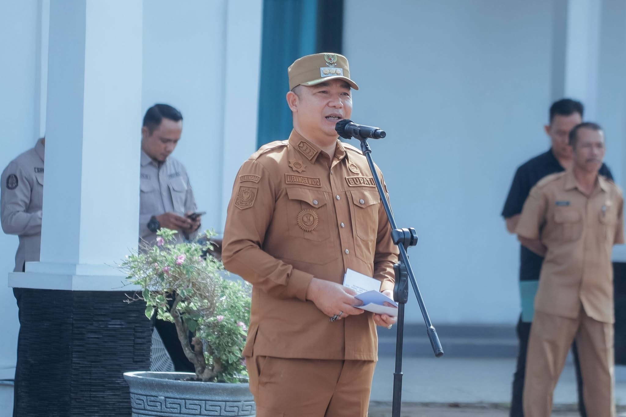 ARAHAN : Bupati Ketapang, Alexander Wilyo, memberikan arahan saat memimpin upacara Hari Desa Nasional 2026 di halaman Pendopo Bupati, Kamis (15/1) kemarin.
