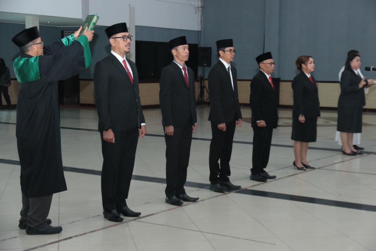 LANTIK: Wali Kota Singkawang, Tjhai Chui Mie, secara resmi melantik dan mengambil sumpah/janji enam Pejabat Pimpinan Tinggi Pratama di lingkungan Pemerintah Kota Singkawang.