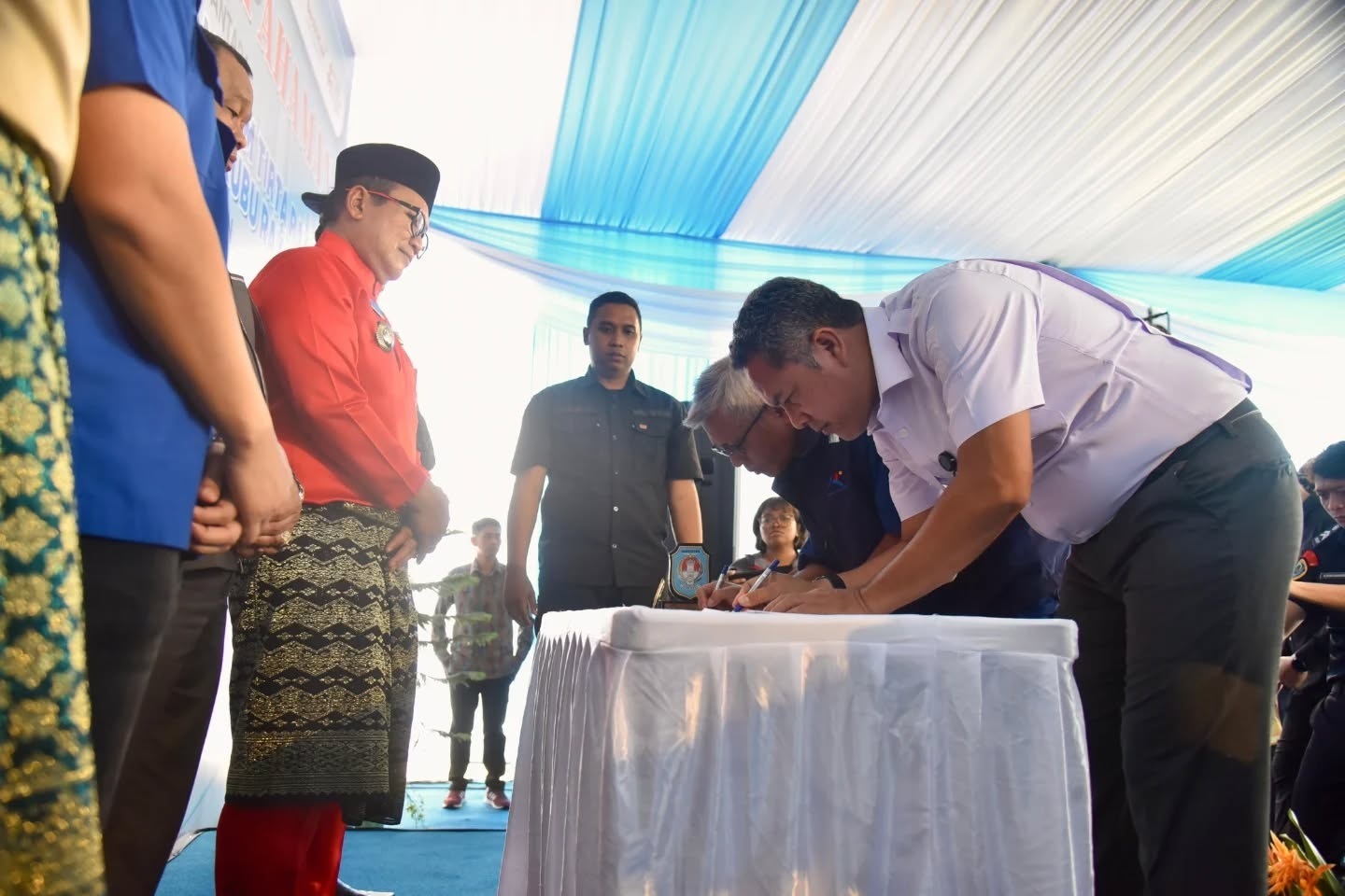 KERJA SAMA: Direktur Perumda Air Minum Tirta Raya Harmawan dan Direktur Utama PT Rafa Karya Indonesia Yuddi Adriyana menandatangani MoU kerja sama pembangunan IPA Sungai Rengas yang disaksikan Bupati