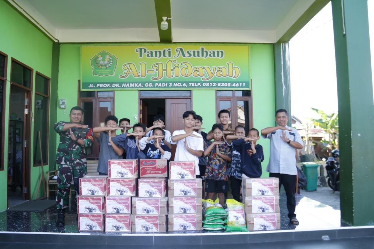 SANTUNAN: Sejumlah anak yatim di panti asuhan menerima santunan dari mantan Pangdam XII/Tpr Mayjen TNI Jamallulael yang baru saja mengakhiri masa tugas di Kalbar.