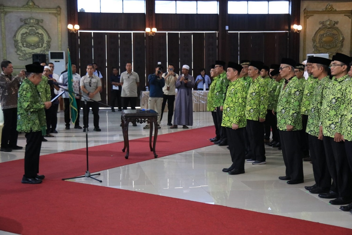 LANTIK: Ketua Umum Dewan Masjid Indonesia, Muhammad Jusuf Kalla membacakan surat keputusan saat melantik Ria Norsan sebagai Ketua Pimpinan Wilayah Dewan Masjid Indonesia (PW DMI) Provinsi Kalbar.