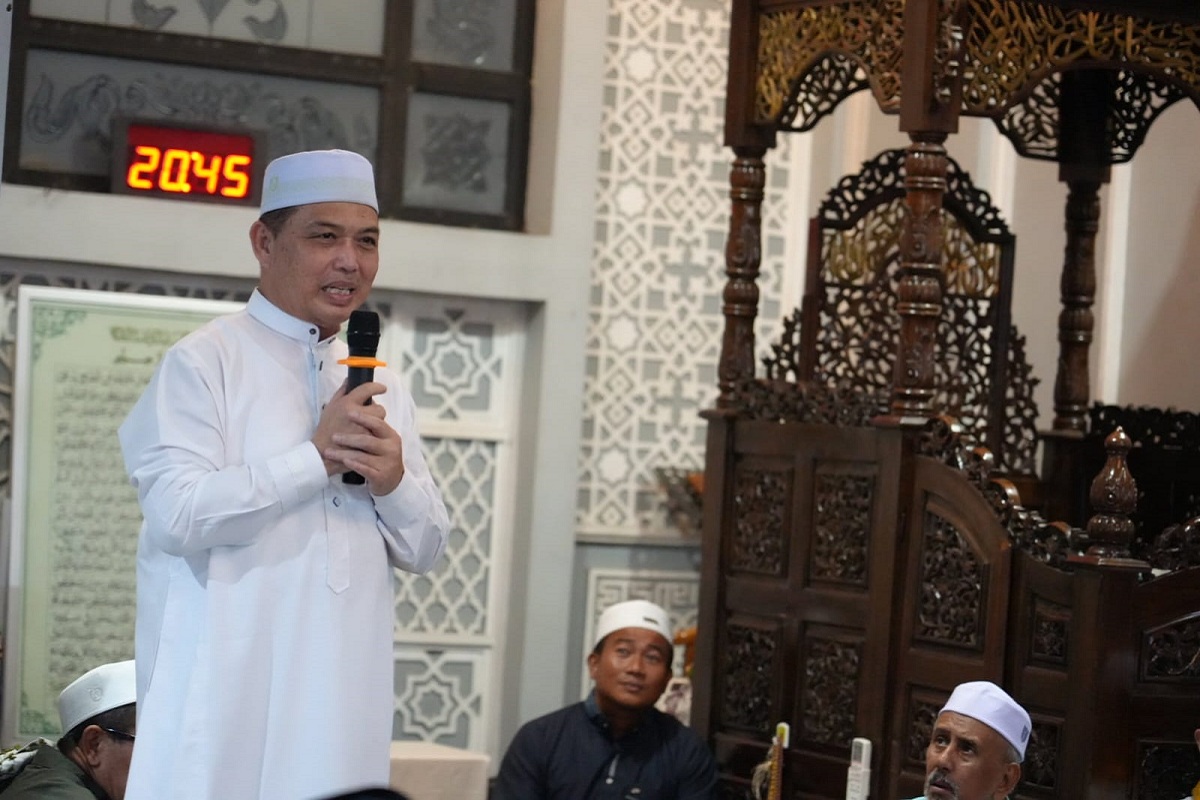 SAMBUTAN: Gubernur Kalbar, Ria Norsan saat memberi sambutan di acara peringatan Isra Mikraj Nabi Muhammad SAW bersama ratusan jemaah di Masjid Az-Zakhirin.