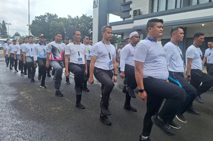 Para calon petugas haji 2026 menjalani latihan Peraturan Baris Berbaris (PBB) di Asrama HAji Pondok Gede Jakarta Timur.