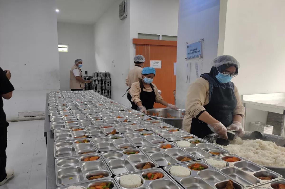 Relawan Satuan Pelayanan Pemenuhan Gizi (SPPG) tengah bekerja menyiapkan menu makanan program Makan Bergizi Gratis.