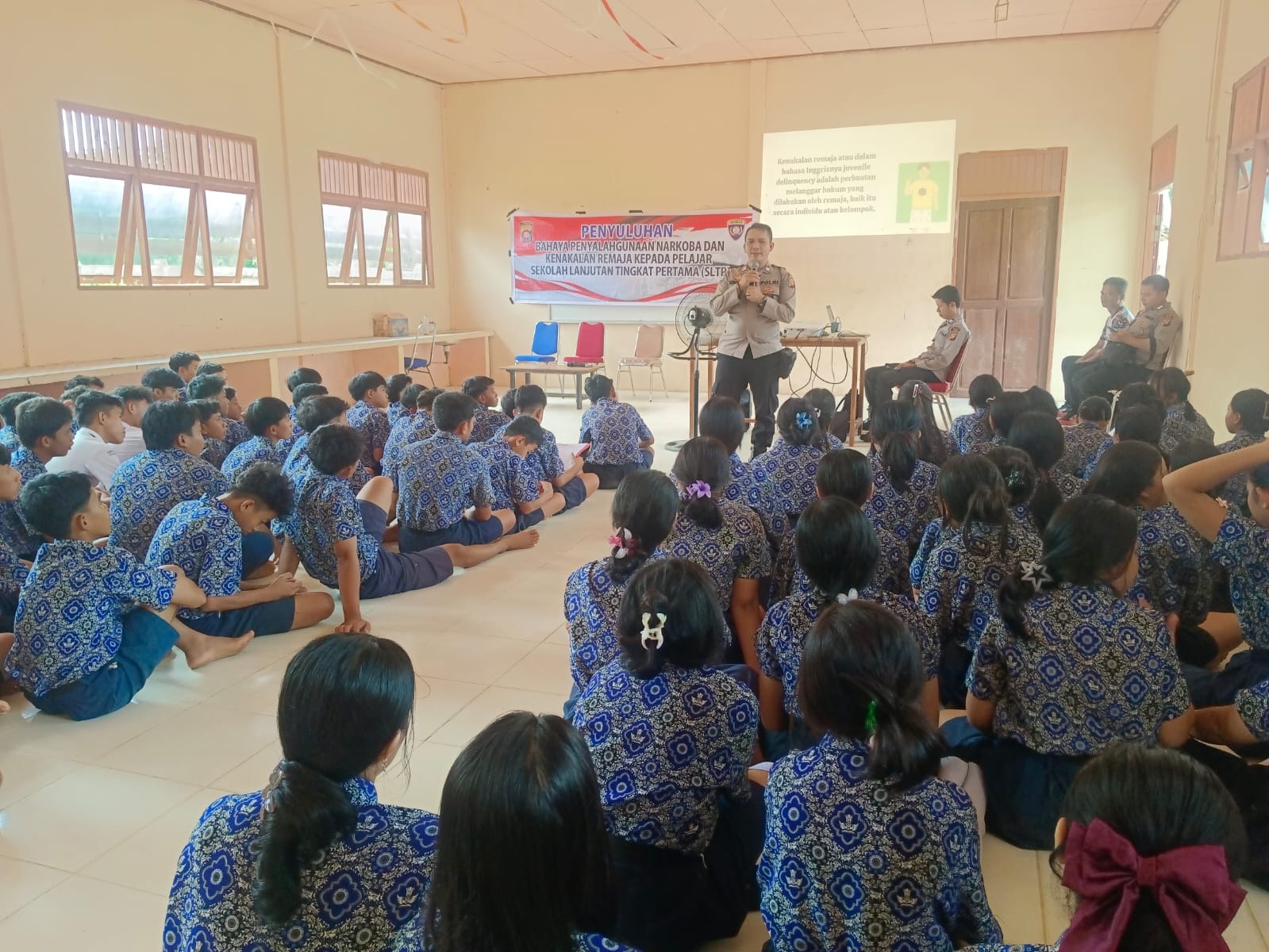 SOSIALISASI: Personel Polres Landak menggelar sosialisasi bahaya narkoba dan kenakalan remaja di SMPN 11 Ngabang pada Kamis (15/1).