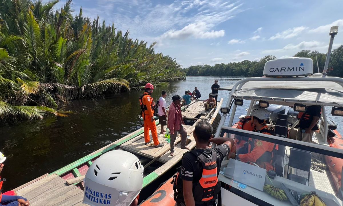 Upaya pencarian korban tenggelam di Perairan Karang Anyar Kecamatan Batu Ampar, Kabupaten Kubu Raya, Kamis (15/1).