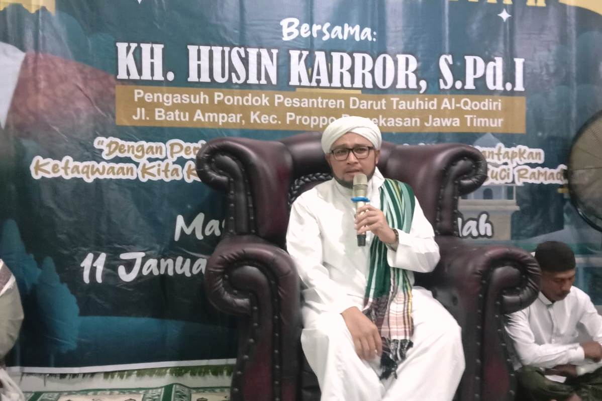 Pengasuh Ponpes Darut Tauhid Pamekasan Jawa Timur, KH Husin Ali Karror mengisi tausiyah dalam kegiatan Safari Dakwah di Kalbar.