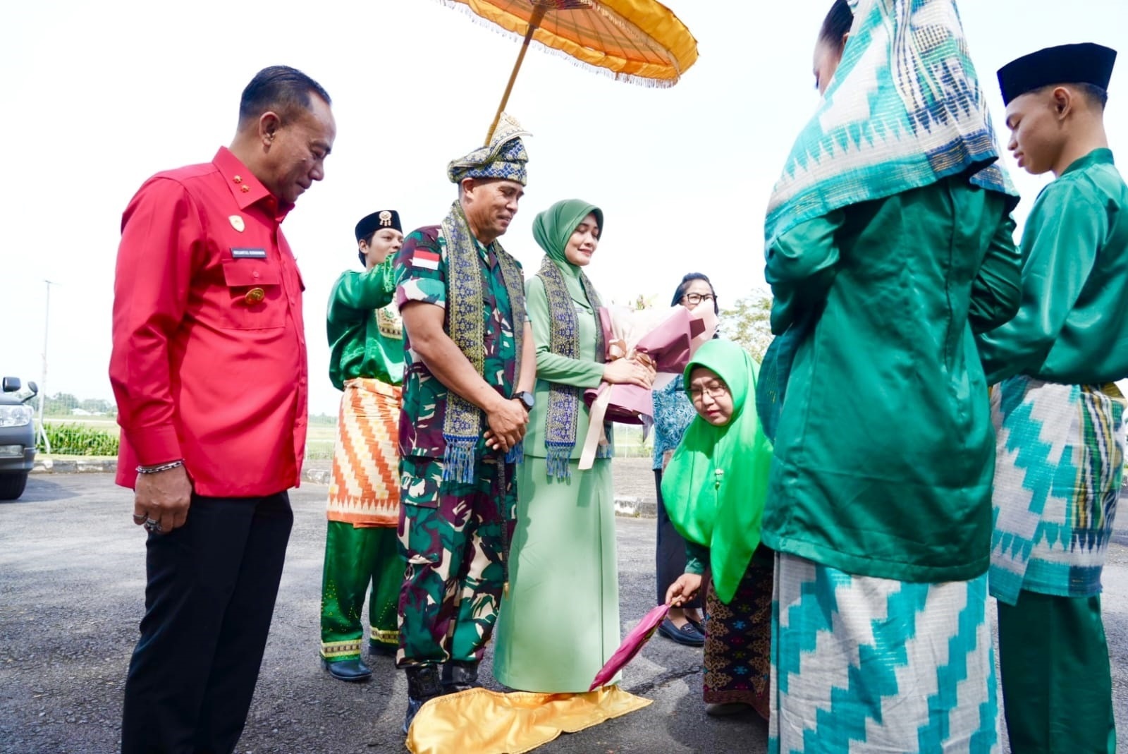 SAMBUT: Wakil Gubernur Kalimantan Barat, Krisantus Kurniawan, saat menyambut kedatangan Panglima Kodam (Pangdam) XII/Tanjungpura yang baru, Mayjen TNI Novi Rubadi Sugito, di Bandara Supadio.