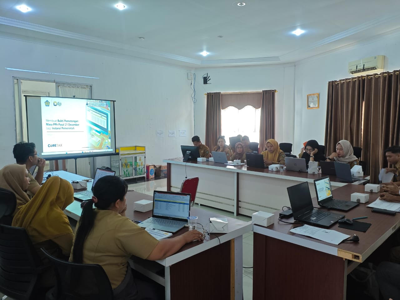 BIMTEK: KP2KP Sekadau menggelar Bimtek PPh Pasal 21 bagi bendahara instansi Pemkab Sekadau untuk meningkatkan kepatuhan pelaporan pajak ASN.