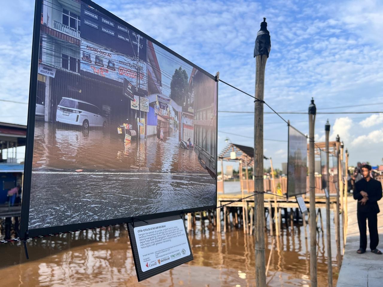PAMERAN: Pengunjung menyaksikan foto yang ditampilkan dalam Pameran Photovoice bertajuk "Mata Warga Memaknai Risiko Banjir Pontianak"