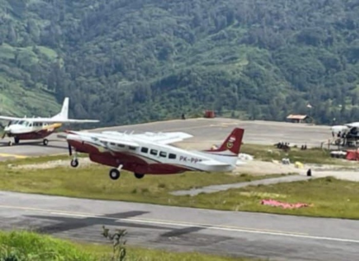 Pesawat perintis mendarat di Bandara Tigiles, Sinak, membuka akses udara vital bagi masyarakat pedalaman Papua.
