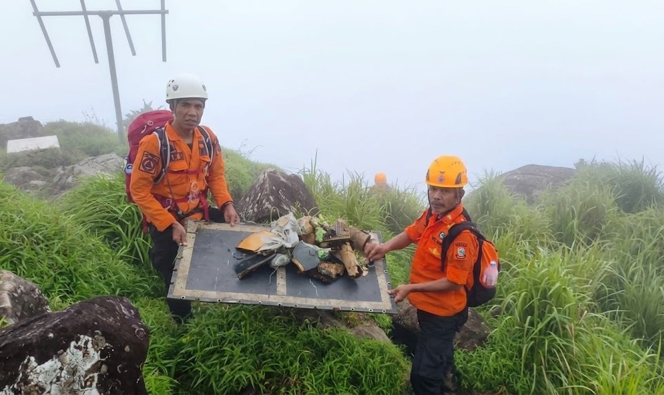 SERPIHAN PESAWAT: Tim Gabungan mendapatkan serpihak dari Pesawat ATR 42-500 di Gunung Bulusaraung, Pangkep-Maros, Sulsel, Minggu (18/1/2026).