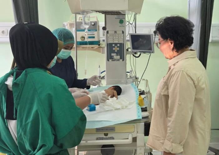 DIRAWAT: Petugas medis RSUD dr. Agoesdjam Ketapang memberikan perawatan intensif kepada bayi perempuan yang ditemukan terbungkus plastik di kebun sawit Kecamatan Tumbang Titi, Minggu (18/1).