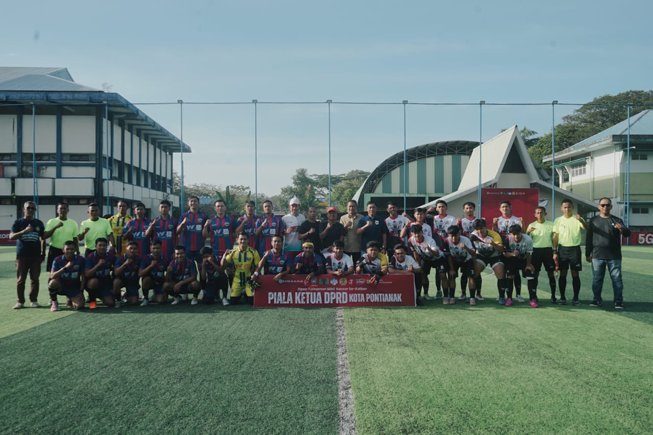 Peserta Turnamen Mini Soccer Piala Ketua DPRD Kota Pontianak se-Kalimantan Barat berfoto bersama usai pembukaan turnamen.
