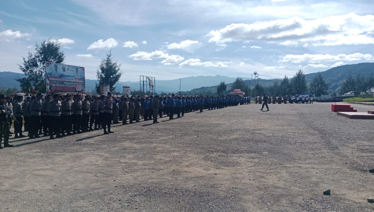 Apel gabungan ASN, TNI-Polri, dan Satgas Wirakasa digelar di Lapangan Kantor Bupati Paniai untuk memperkuat sinergitas.