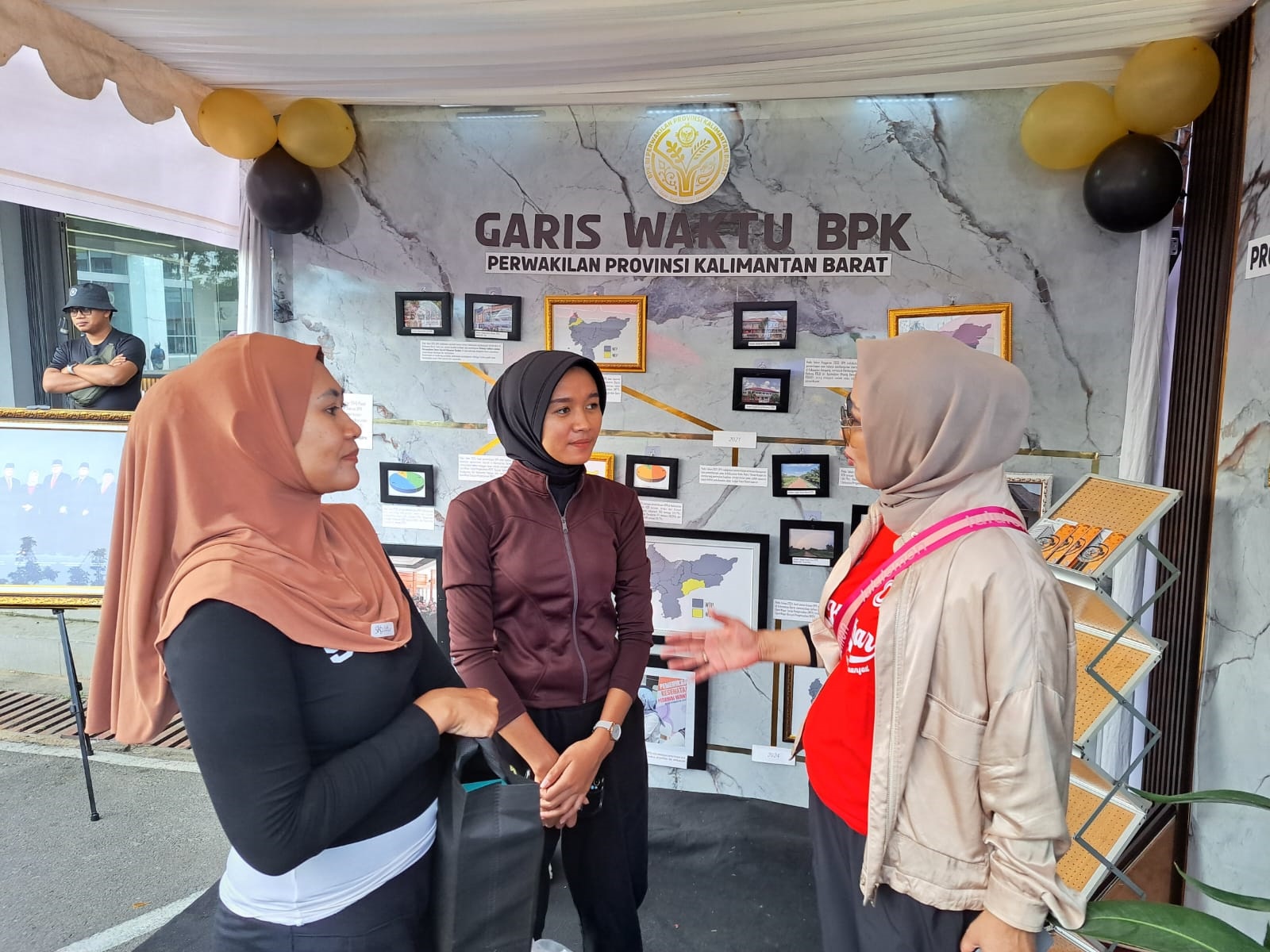 BPK MENYAPA: BPK Kalbar memanfaatkan CFD di Jalan Ahmad Yani, untuk berinteraksi langsung dengan warga melalui kegiatan bertajuk "BPK Menyapa", Minggu (18/1).