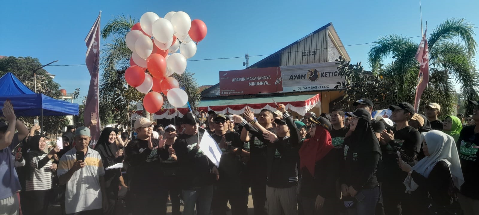 LEPAS BALON: Bupati, Ketua TP PKK, Kadishub, dan forkopimda saat bersama-sama melepas balon ke udara di area CFD Sambas.